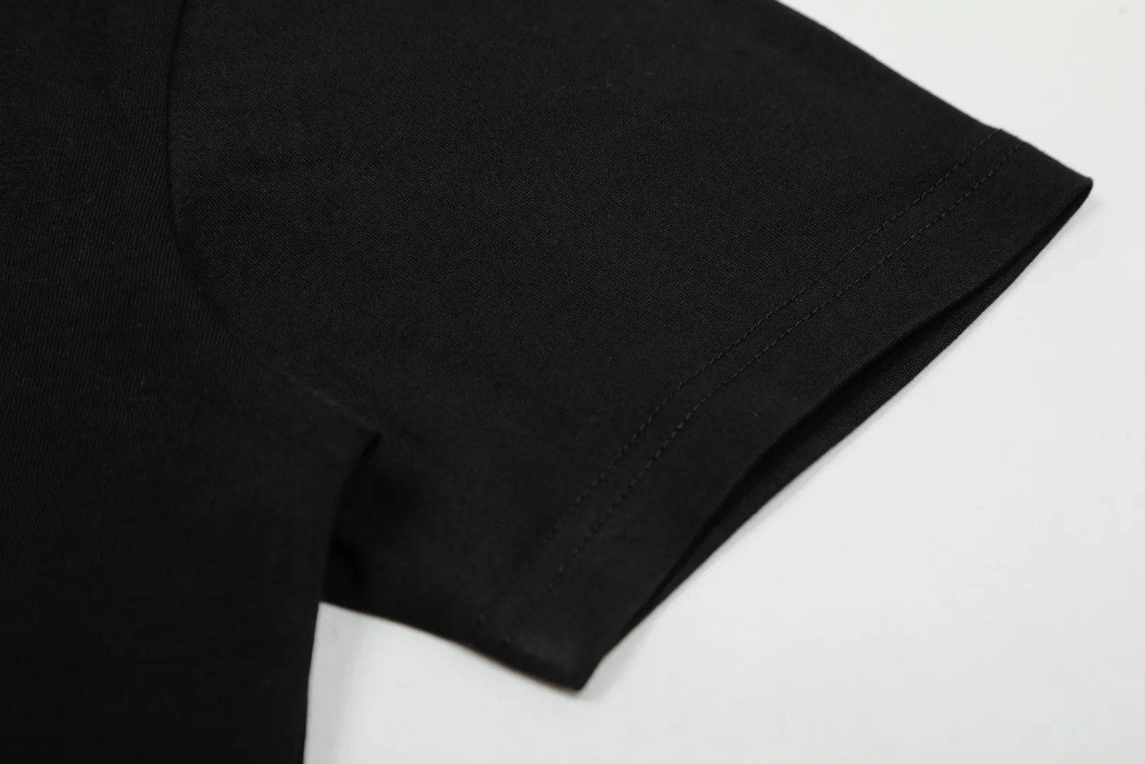 VIVI 141# "Exclusive style" vivienne west wood, Queen Mother of the West, Vivienne, Saturn nine-square letter printed short-sleeves. The new fabrics have been machine washed at high temperature + water twice. The only one in the entire network that achieves 0 shrinkage. The Solona thread arrangement is arranged. The threaded neckline does not deform. It is tight and dense. Welcome to compare. The entire series of correct accessories. Every detail is completely restored and can be stretched directly.